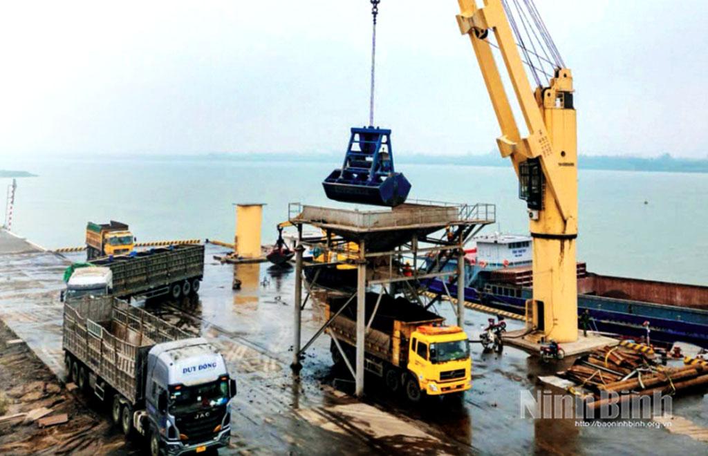 Cảng Yên Lệnh Bắc (thuộc địa phận phường Duy Tiên và phường Duy Tân) đáp ứng nhu cầu vận chuyển các mặt hàng công nghiệp của doanh nghiệp trong khu vực.