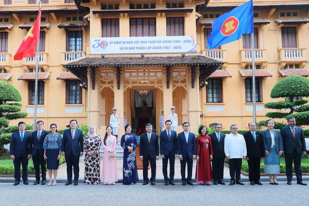 Các đại biểu tại Lễ thượng cờ. Ảnh: TTXVN