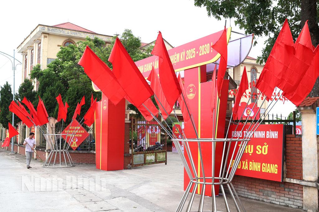 Trang trí cờ hoa chào mừng Đại hội đại biểu Đảng bộ xã Bình Giang lần thứ I, nhiệm kỳ 2025-2030.