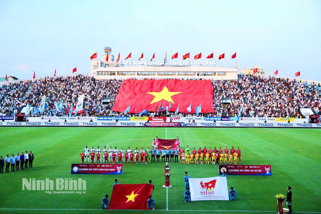 Các đồng chí lãnh đạo Trung ương và lãnh đạo tỉnh thực hiện nghi thức chào cờ trước trận đấu.