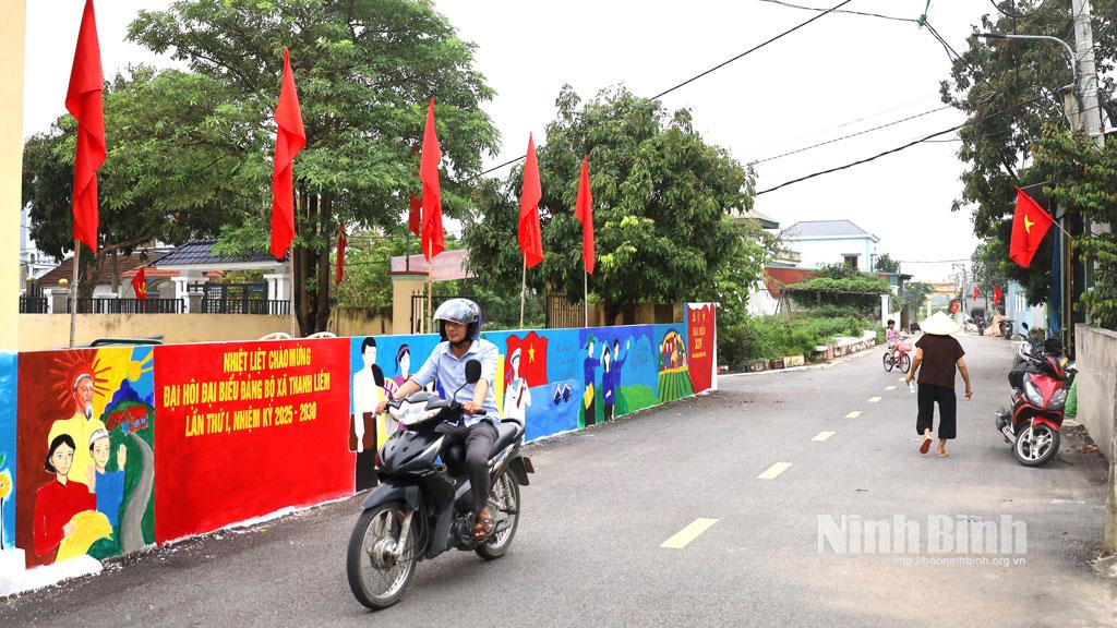 Các tuyến đường rực rỡ cờ hoa, khẩu hiệu chào mừng Đại hội đại biểu Đảng bộ xã Thanh Liêm lần thứ I.