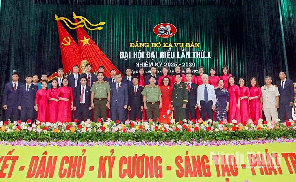 Các đại biểu chụp ảnh lưu niệm với Ban Chấp hành Đảng bộ xã Vụ Bản, nhiệm kỳ 2025-2030.
