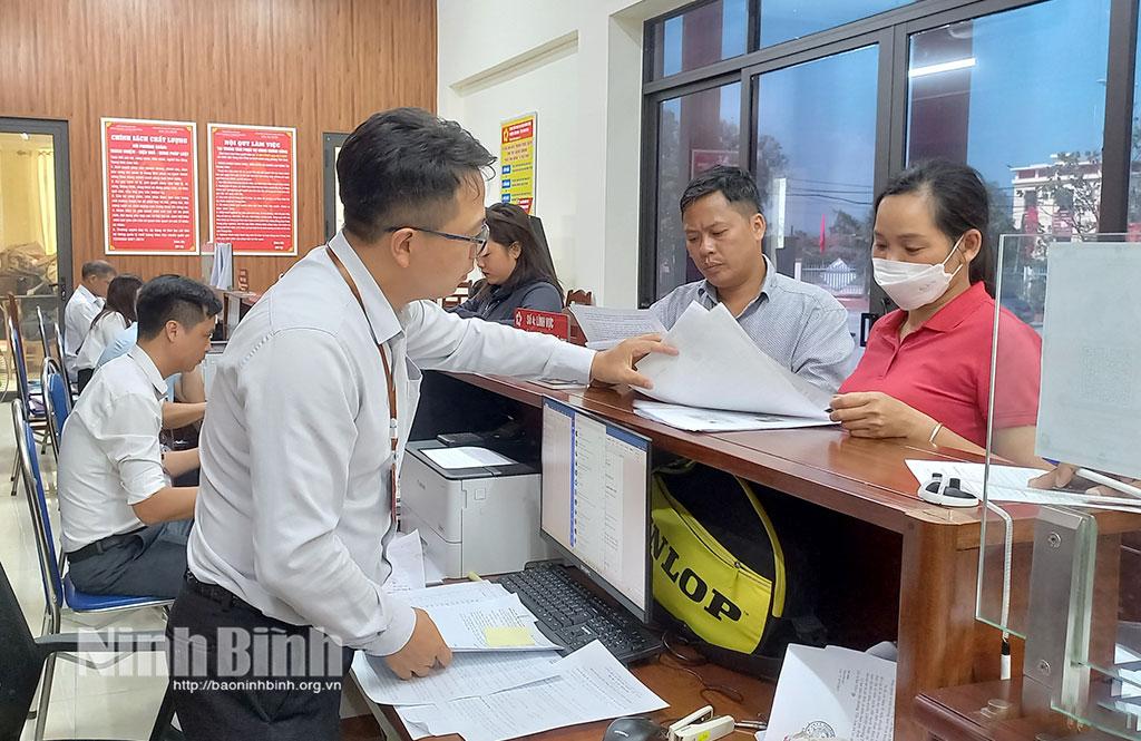 Hướng dẫn nhân dân làm thủ tục hành chính tại Trung tâm Phục vụ hành chính công phường Tiên Sơn.