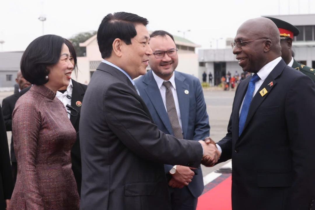 Bộ trưởng Ngoại giao Angola Téte António tiễn Chủ tịch nước Lương Cường và Phu nhân tại sân bay quốc Quatro de Fevereiro Luanda. Ảnh: TTXVN