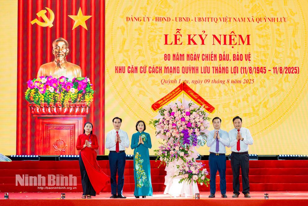 Đồng chí Nguyễn Thị Thanh, Ủy viên Trung ương Đảng, Phó Chủ tịch Quốc hội tặng hoa chúc mừng Đảng bộ, Chính quyền và Nhân dân xã Quỳnh Lưu.