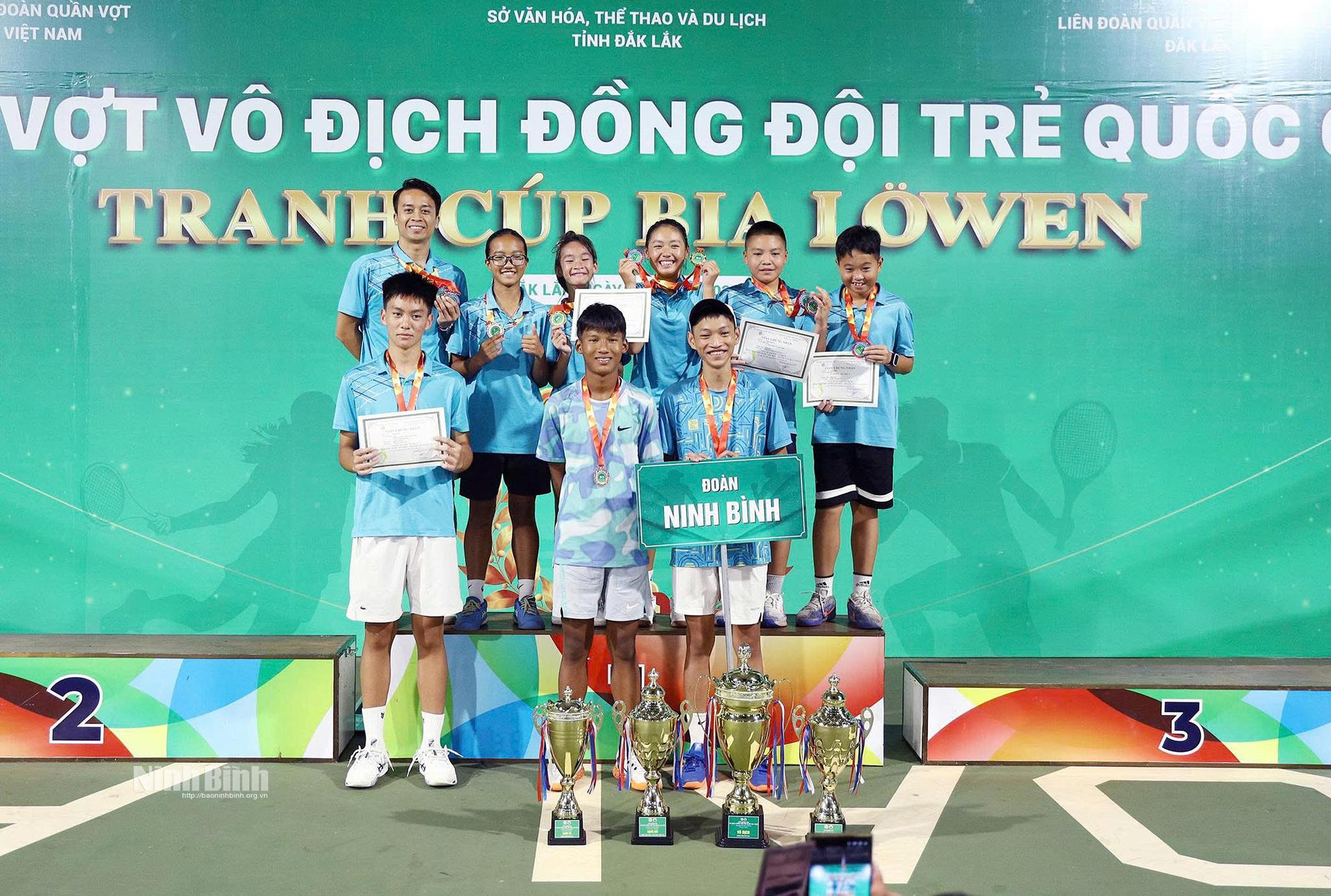 Các vận động viên Ninh Bình giành Huy chương Vàng nội dung đồng đội nữ U14.