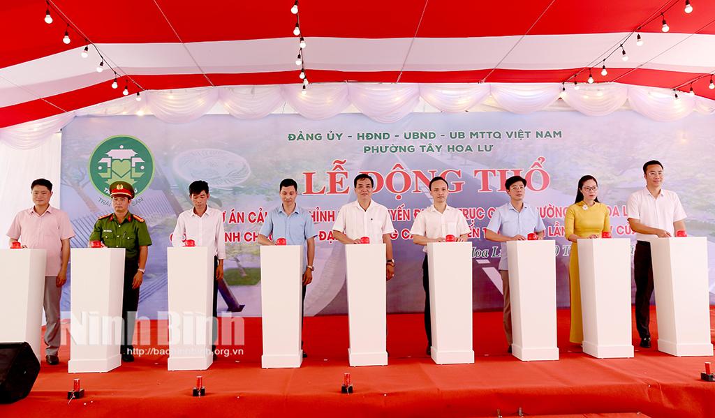 Các đại biểu bấm nút động thổ Dự án cải tạo, chỉnh trang tuyến đường trục chính phường Tây Hoa Lư.