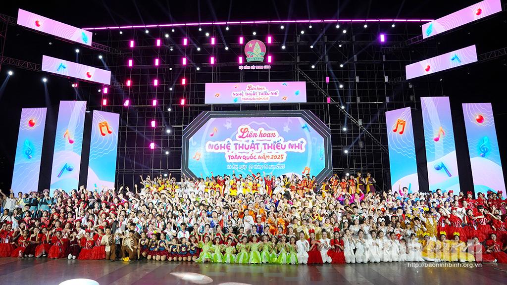 Thiếu nhi tham gia Liên hoan chụp ảnh lưu niệm với Chủ tịch Hội đồng Đội Trung ương.