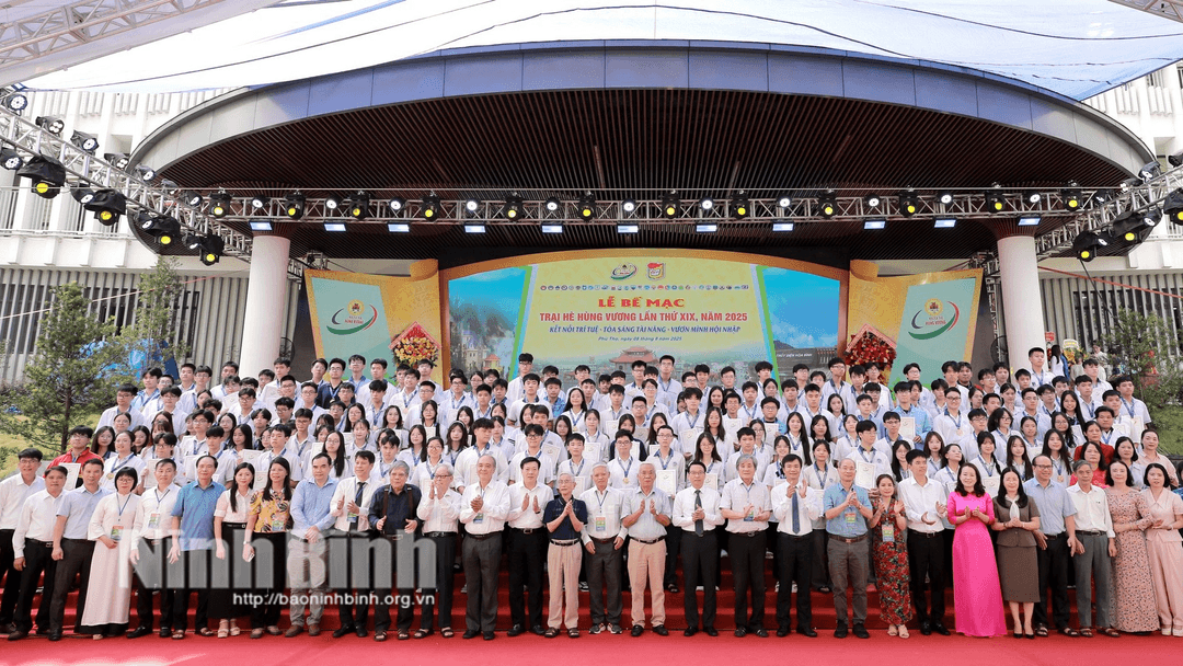 Ban tổ chức, Hội đồng cố vấn, các chuyên gia, nhà khoa học và lãnh đạo các trường tham gia Trại hè Hùng Vương lần thứ XIX, năm 2025 chụp ảnh lưu niệm cùng các em học sinh đạt Huy Chương Vàng.