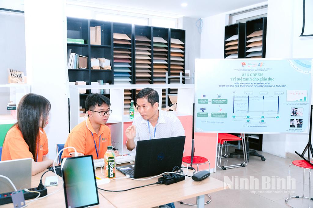 Sản phẩm “AI 4 green: Trí tuệ xanh cho giáo dục” của em Đỗ Đức Quyết và em Đinh Hà An Na tham dự vòng Chung kết của Hội thi.