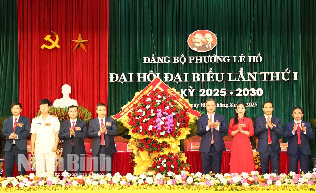 Đồng chí Đinh Việt Dũng, Ủy viên Ban Thường vụ Tỉnh ủy, Trưởng Ban Tổ chức Tỉnh ủy tặng hoa chúc mừng Đại hội.