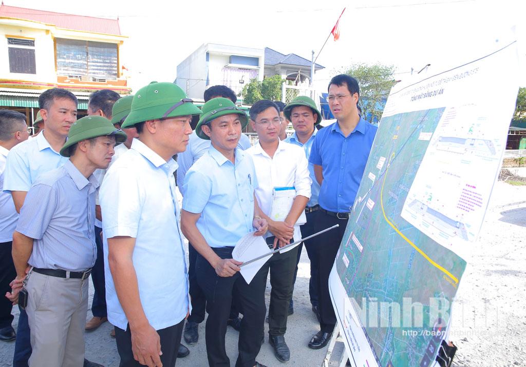 Đồng chí Phó Chủ tịch UBND tỉnh Nguyễn Cao Sơn kiểm tra Dự án Xây dựng tuyến đường nối từ đê tả Đáy đến đường 57B.
