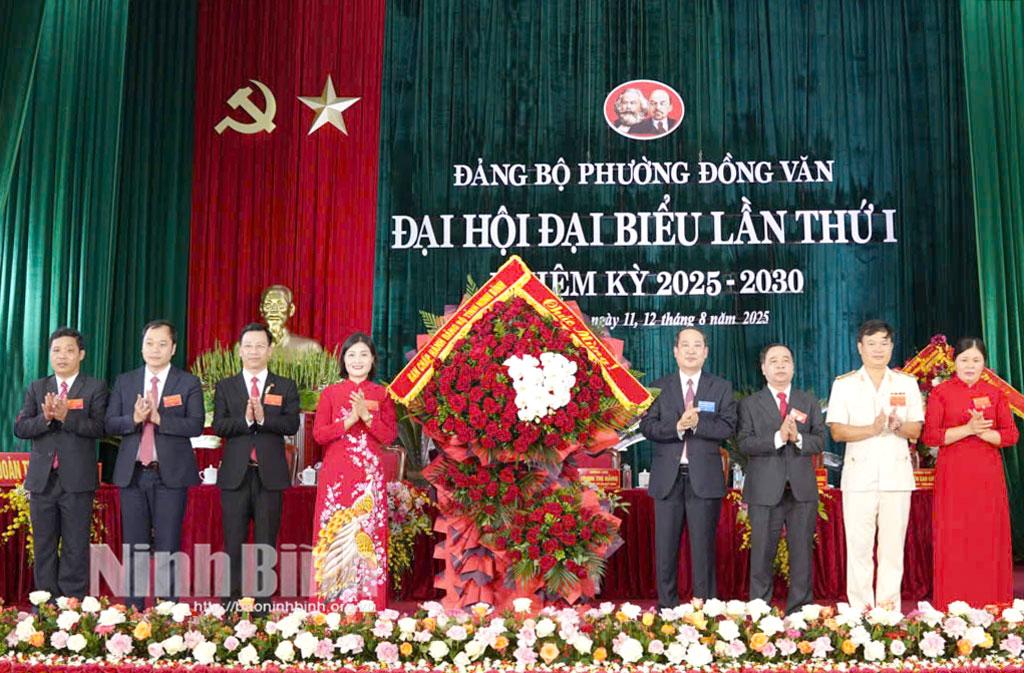 Đồng chí Mai Văn Tuất, Phó Bí thư Tỉnh ủy, Chủ tịch Ủy ban MTTQ Việt Nam tỉnh tặng hoa chúc mừng Đại hội.