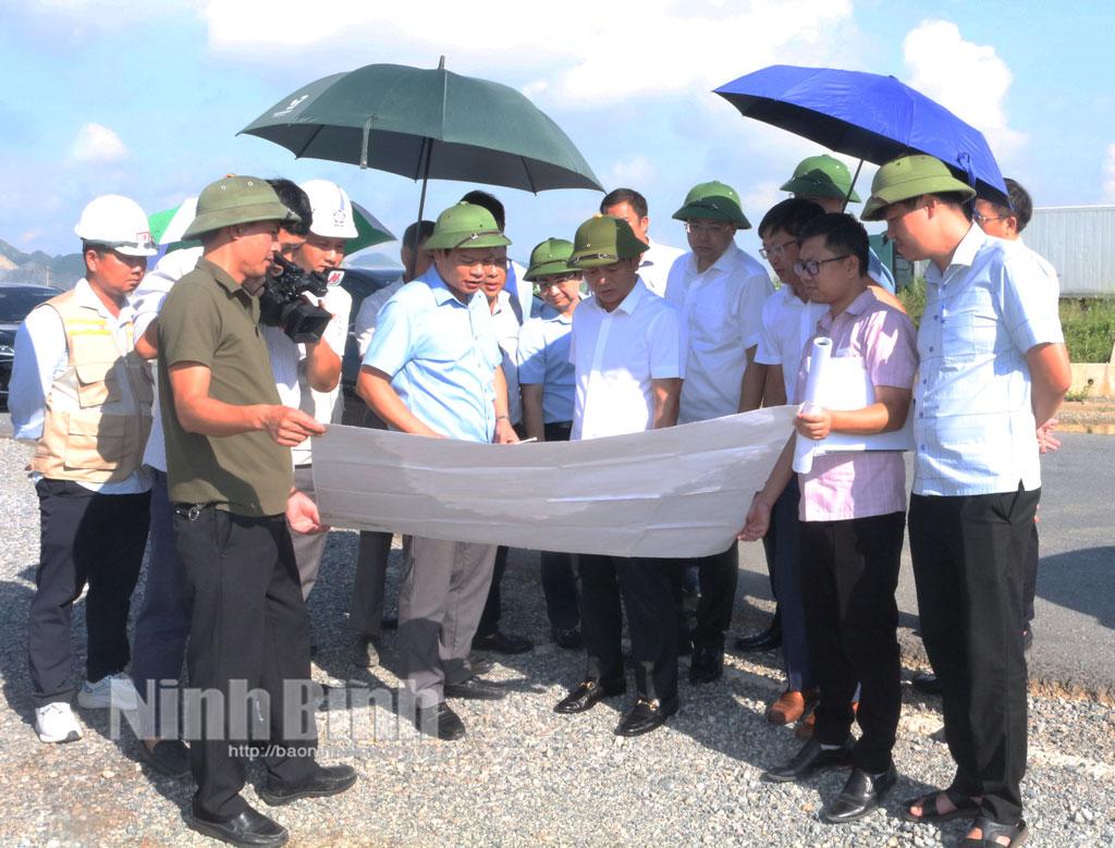 Đồng chí Nguyễn Cao Sơn, TUV, Phó Chủ tịch UBND tỉnh và Đoàn công tác Kiểm tra tình hình thực hiện dự án xây dựng cầu vượt trên đường T4