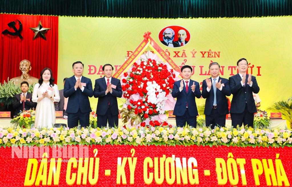 Đồng chí Trương Quốc Huy, Bí thư Tỉnh ủy, Trưởng Đoàn đại biểu Quốc hội tỉnh và các đồng chí lãnh đạo tỉnh tặng hoa chúc mừng Đại hội.