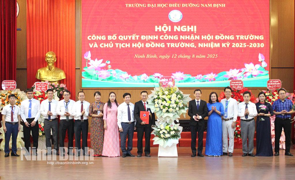 Đồng chí Thứ trưởng Bộ Y tế tặng hoa chúc mừng Hội đồng trường và Chủ tịch Hội đồng trường Trường Đại học Điều dưỡng Nam Định nhiệm kỳ 2025-2030.