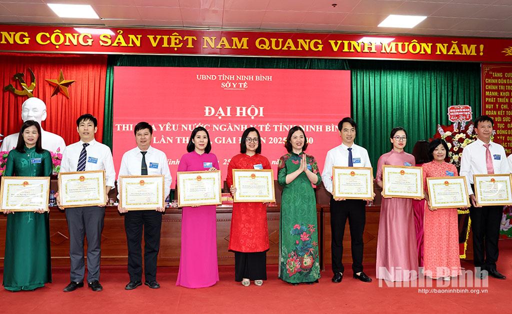 Lãnh đạo Sở Y tế khen thưởng các tập thể, cá nhân tiêu biểu trong phong trào thi đua yêu nước của ngành giai đoạn 2020-2025.