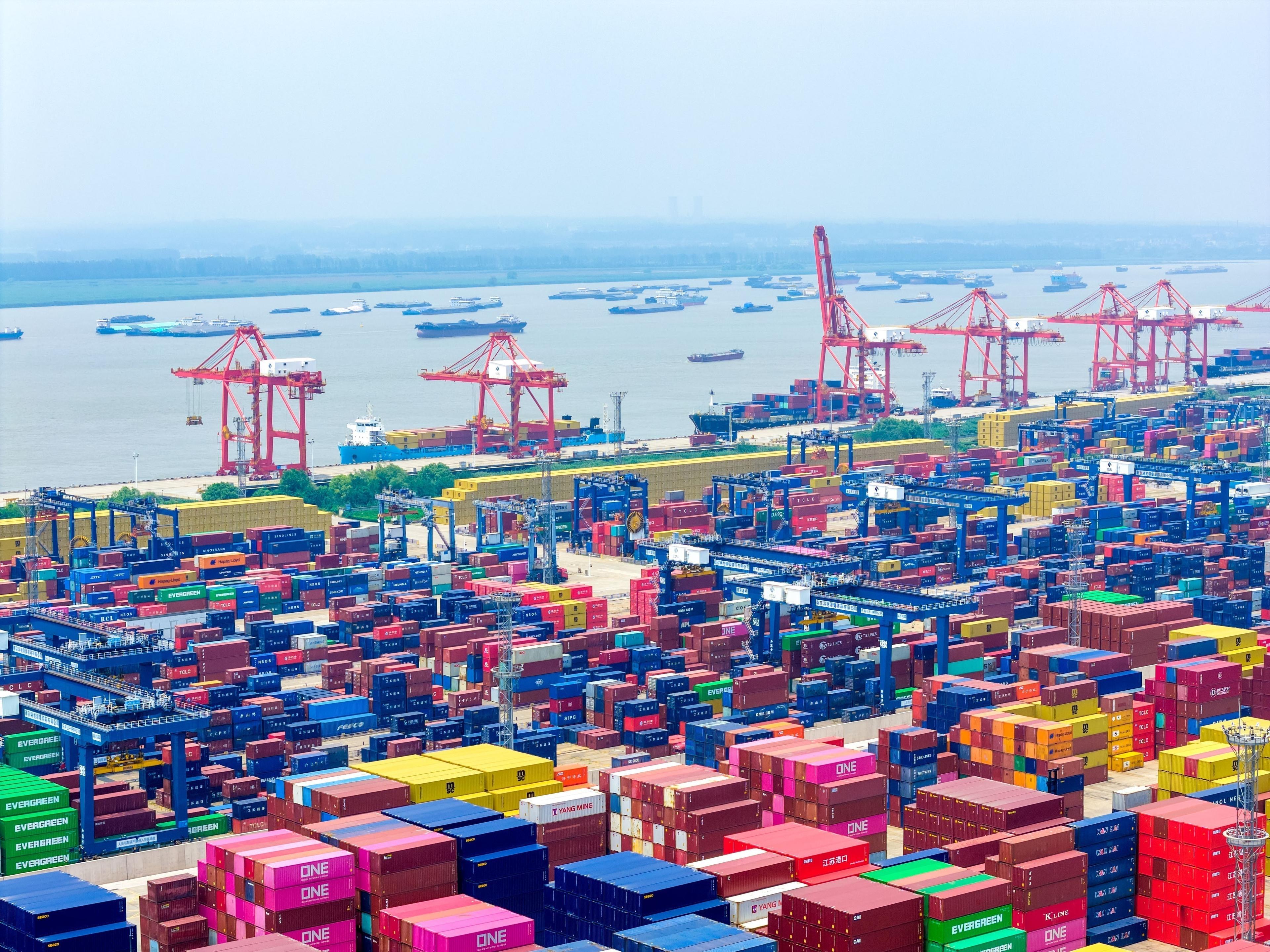 Cảng hàng hoá tại tỉnh Giang Tô, Trung Quốc. Ảnh: THX/TTXVN
