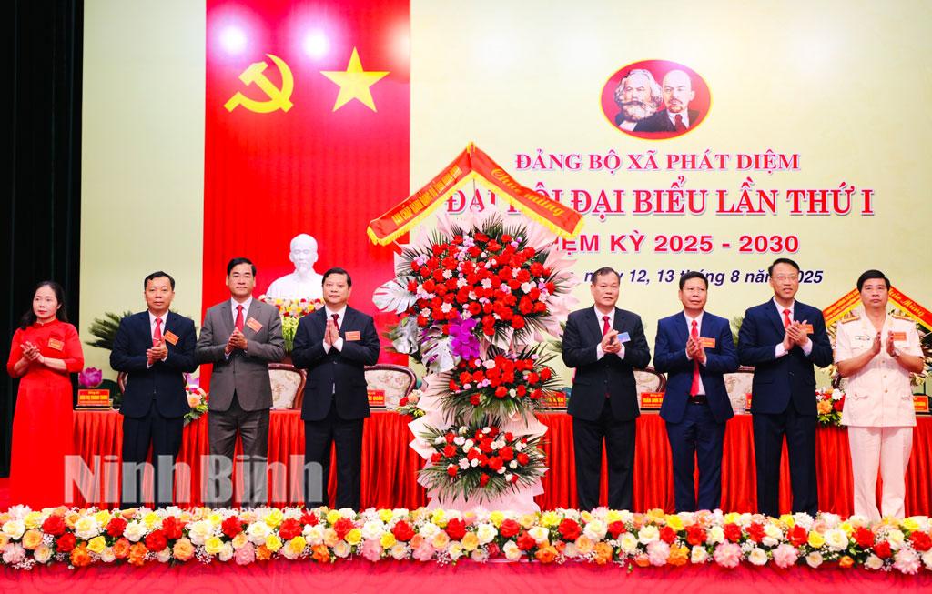 Đồng chí Lê Quốc Chỉnh, Phó Bí thư Tỉnh ủy, Chủ tịch HĐND tỉnh tặng hoa chúc mừng Đại hội.