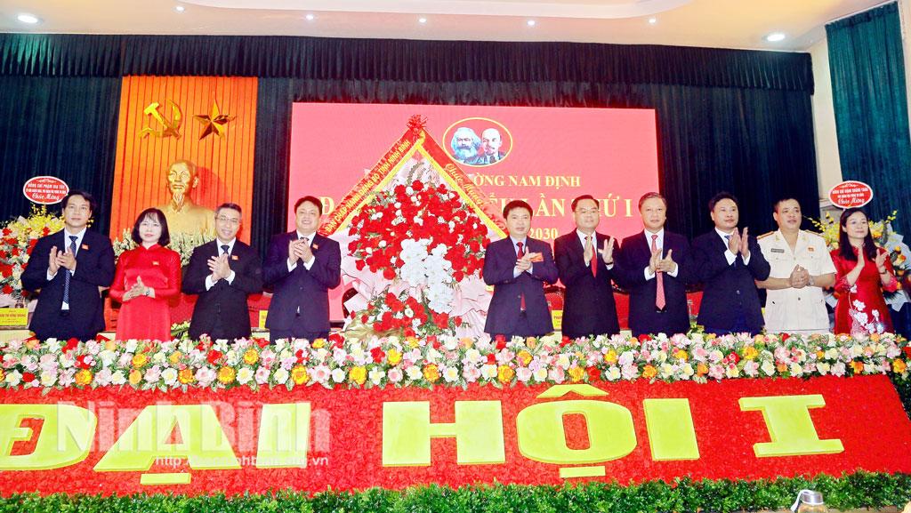 Đồng chí Trương Quốc Huy, Bí thư Tỉnh ủy, Trưởng Đoàn đại biểu Quốc hội tỉnh và các đồng chí lãnh đạo tỉnh tặng hoa chúc mừng Đại hội.