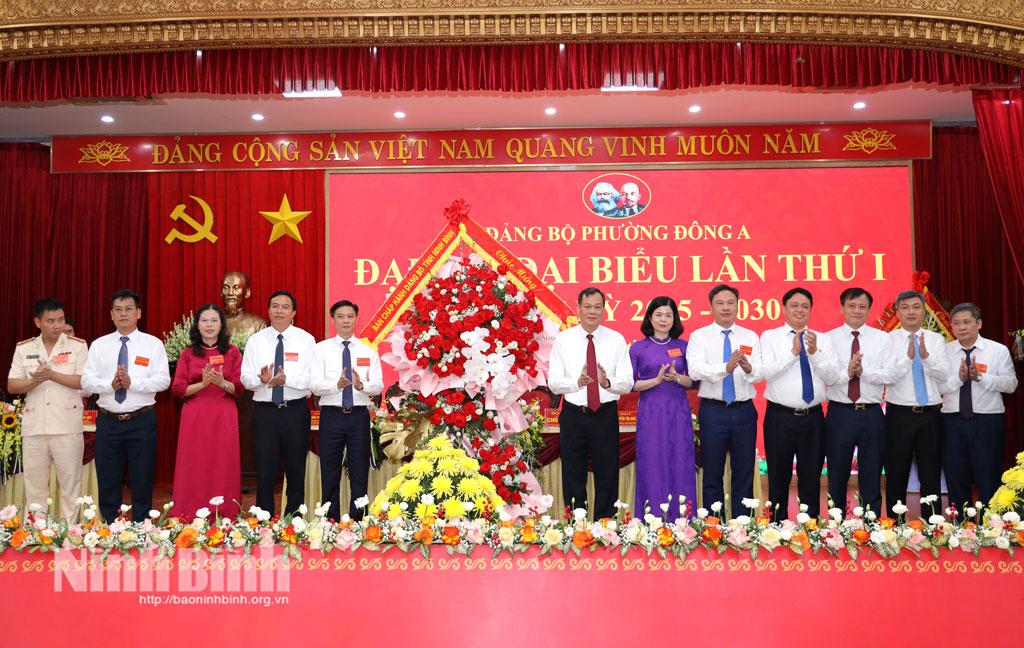 Đồng chí Lê Quốc Chỉnh, Phó Bí thư Tỉnh ủy, Chủ tịch HĐND tỉnh tặng hoa chúc mừng Đại hội.