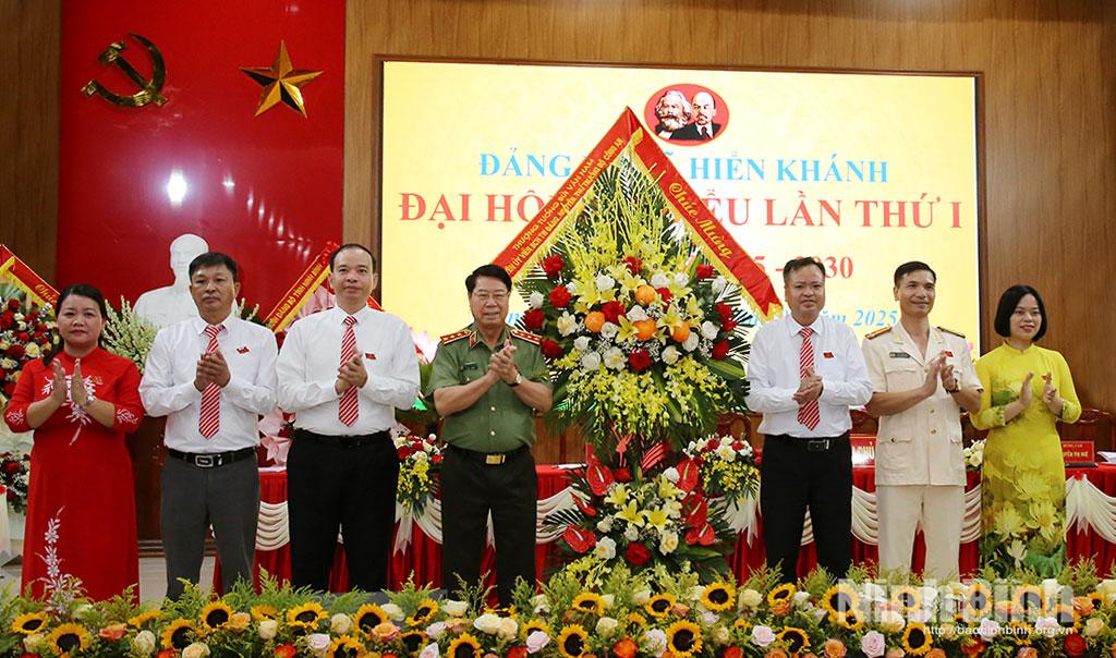 Thượng tướng Bùi Văn Nam, nguyên Ủy viên Trung ương Đảng, nguyên Thứ trưởng Bộ Công an, nguyên Bí thư Tỉnh ủy Ninh Bình (cũ) tặng hoa chúc mừng Đại hội.