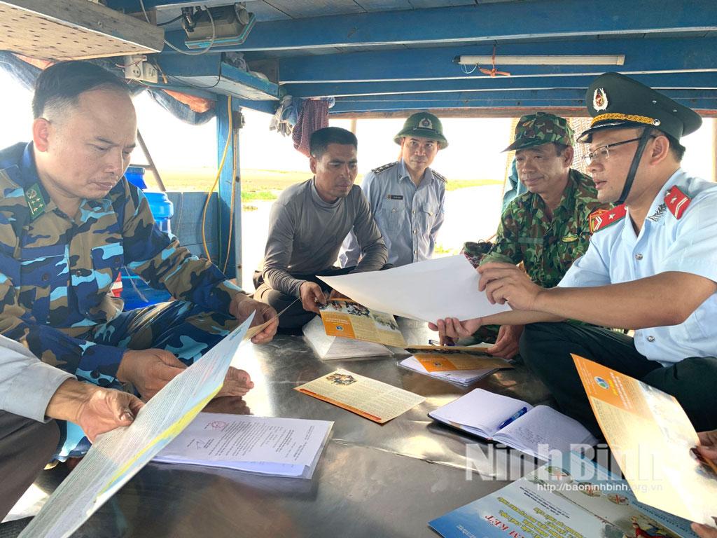Lực lượng chức năng của tỉnh tuyên truyền, vận động, nâng cao nhận thức cho các chủ tàu cá xã Kim Đông về pháp luật trong lĩnh vực thủy sản.
