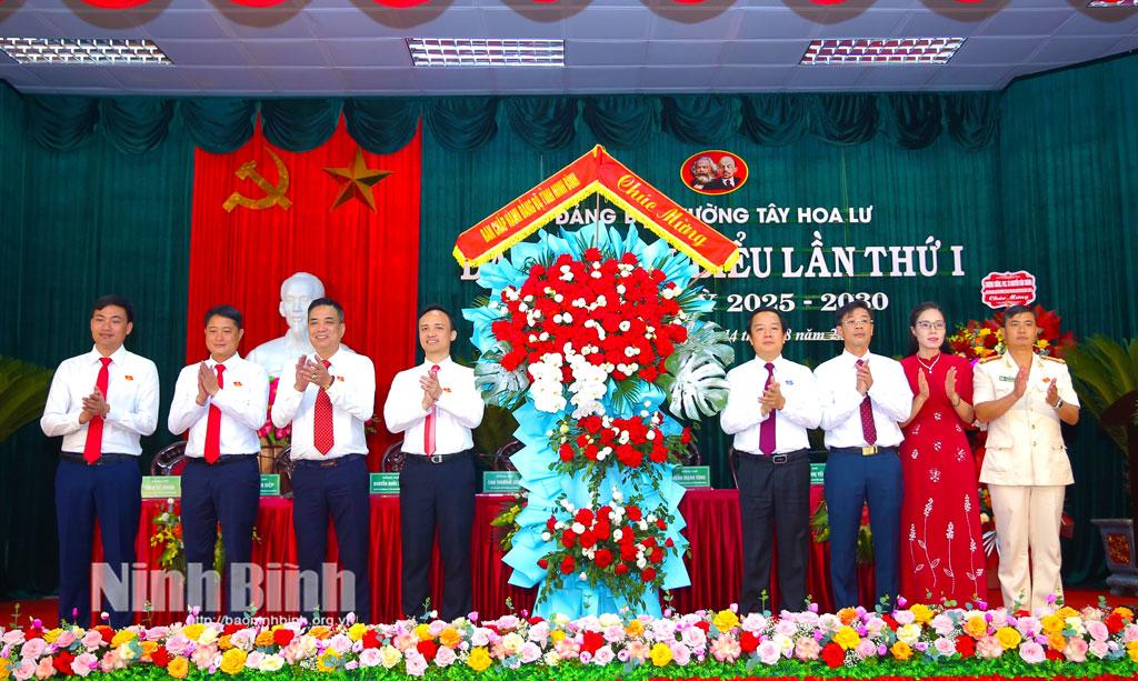 Đồng chí Phạm Quang Ngọc, Phó Bí thư Tỉnh ủy, Chủ tịch UBND tỉnh tặng hoa chúc mừng Đại hội.