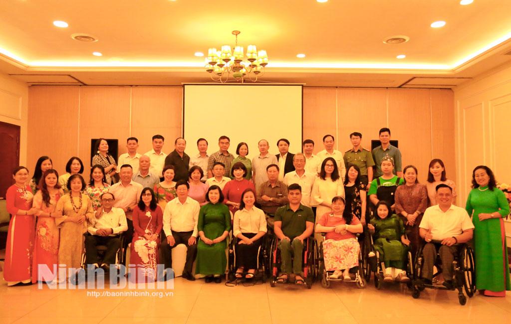 Các đại biểu chụp ảnh lưu niệm cùng đại diện các tổ chức hội thành viên.