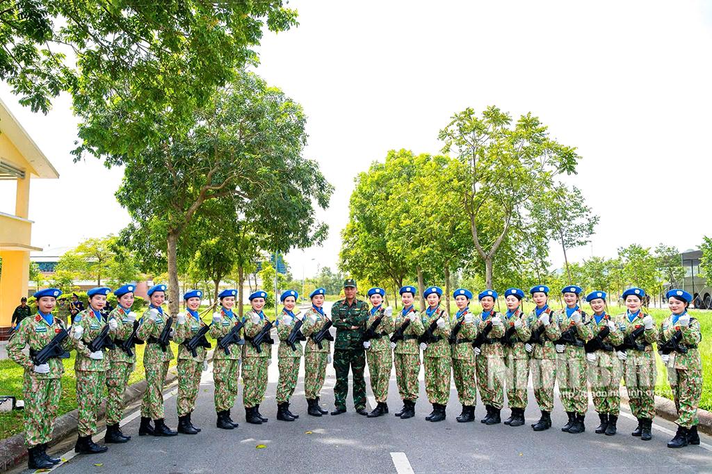 Các nữ quân nhân Khối Gìn giữ hòa bình cùng Trung tá Nguyễn Trung Kiên - giáo viên huấn luyện.