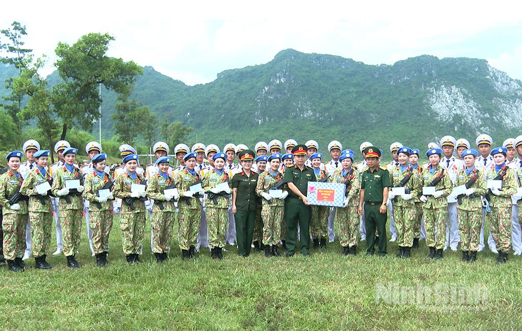 Lãnh đạo Bộ CHQS tỉnh tặng quà động viên cán bộ, chiến sĩ đang luyện tập tại Trung tâm Huấn luyện quân sự Quốc gia 4.