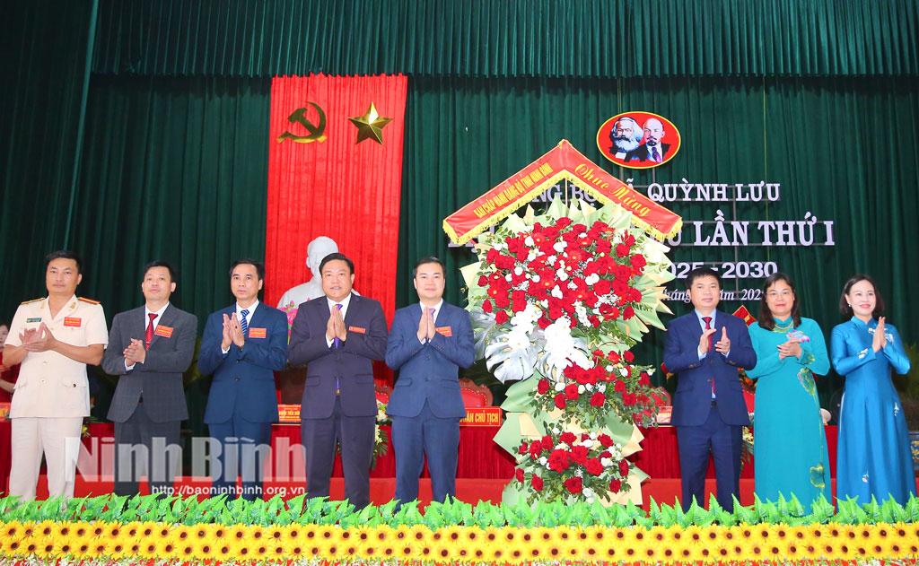 Đồng chí Trương Quốc Huy, Bí thư Tỉnh ủy, Trưởng Đoàn ĐBQH tỉnh tặng hoa chúc mừng Đại hội.