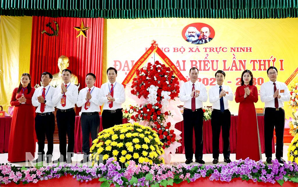 Đồng chí Phó Bí thư Tỉnh ủy, Chủ tịch HĐND tỉnh Lê Quốc Chỉnh tặng hoa chúc mừng Đại hội.