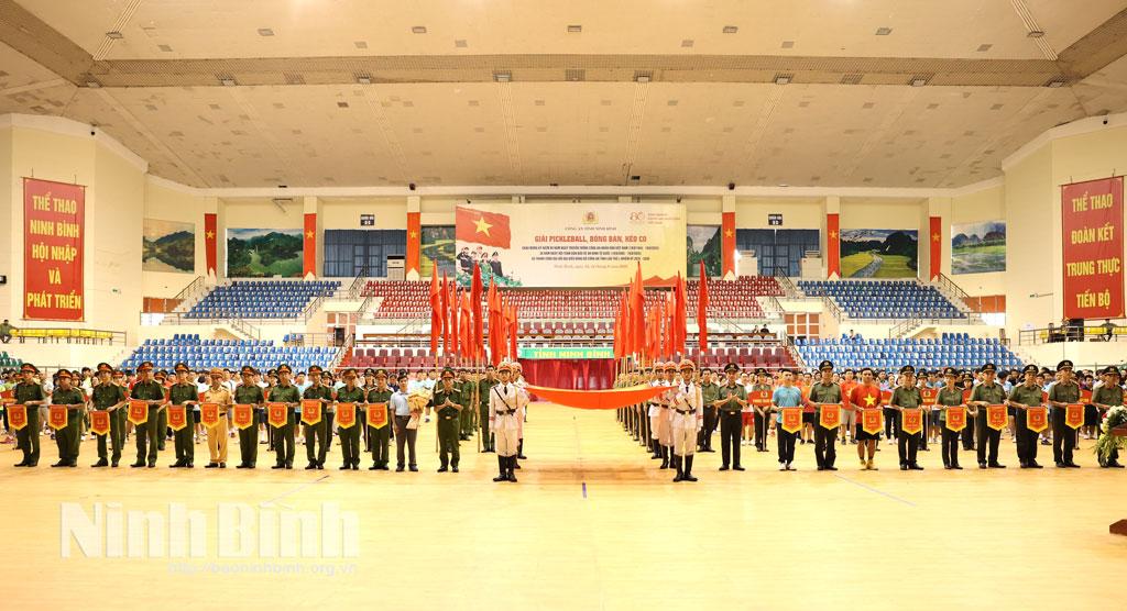 Các đồng chí lãnh đạo Công an tỉnh tặng Cờ lưu niệm cho các Đội tuyển.