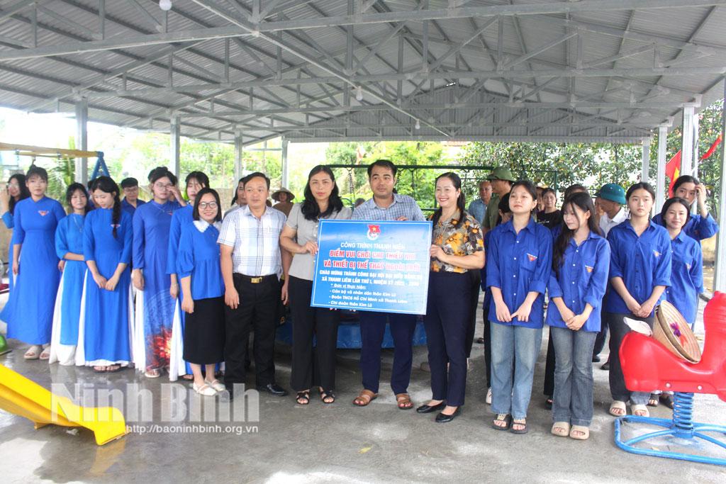 Đại diện lãnh đạo MTTQ xã Thanh Liêm bàn giao công trình cho thôn Kim Lũ.