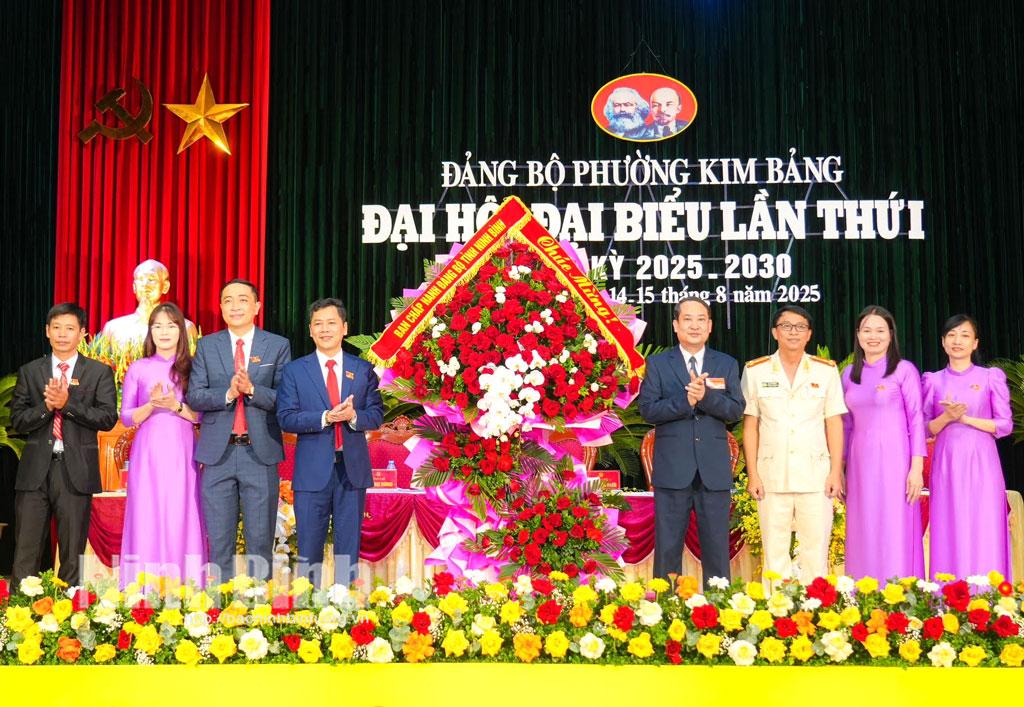 Đồng chí Mai Văn Tuất, Phó Bí thư Tỉnh ủy, Chủ tịch Ủy ban MTTQ Việt Nam tỉnh tặng hoa chúc mừng Đại hội.