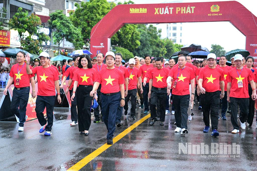 Đồng chí Phạm Quang Ngọc, Phó Bí thư Tỉnh ủy, Chủ tịch UBND tỉnh và các đại biểu tham gia đi bộ hưởng ứng chương trình.