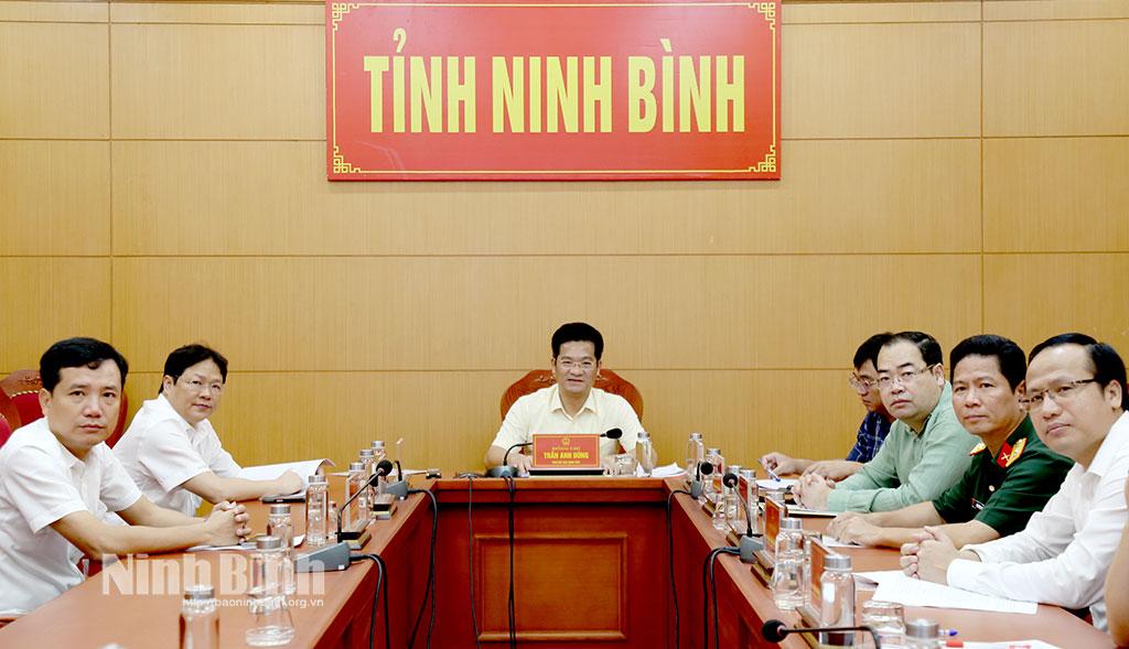 Đồng chí Trần Anh Dũng, Ủy viên Ban Thường vụ Tỉnh ủy, Phó Chủ tịch UBND tỉnh chủ trì tại điểm cầu tỉnh Ninh Bình.