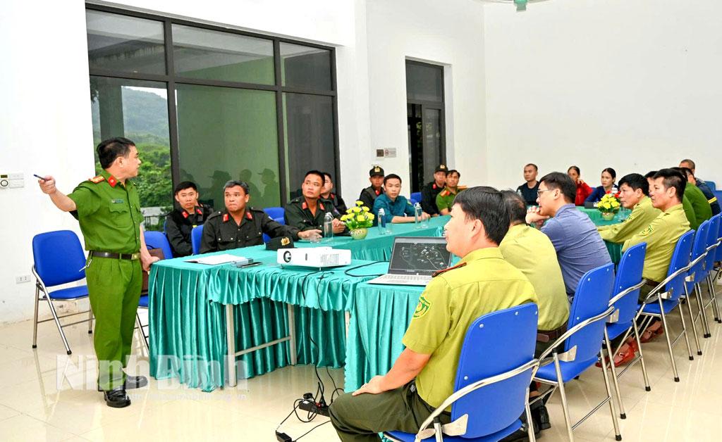 Các lực lượng chức năng triển khai giải pháp tìm kiếm nam du khách mất tích.