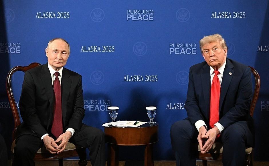 Tổng thống Nga Vladimir Putin (trái) tại cuộc họp với Tổng thống Mỹ Donald Trump tại bang Alaska (Mỹ), ngày 15/8/2025.