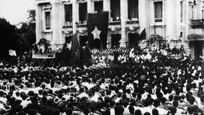 Sáng 19/8/1945, hàng chục vạn người dân ở Hà Nội và các tỉnh lân cận theo các ngả đường kéo về quảng trường Nhà hát lớn Hà Nội dự cuộc mít tinh lớn chưa từng có của quần chúng cách mạng, hưởng ứng cuộc Tổng khởi nghĩa giành chính quyền. (Ảnh: Tư liệu TTXVN)