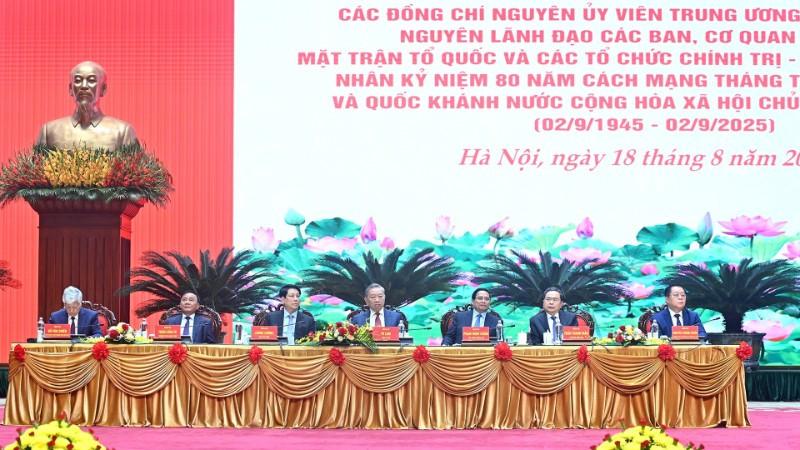 Tổng Bí thư Tô Lâm và các đồng chí lãnh đạo, nguyên lãnh đạo Đảng, Nhà nước chủ trì hội nghị gặp mặt. (Ảnh: ĐĂNG KHOA)