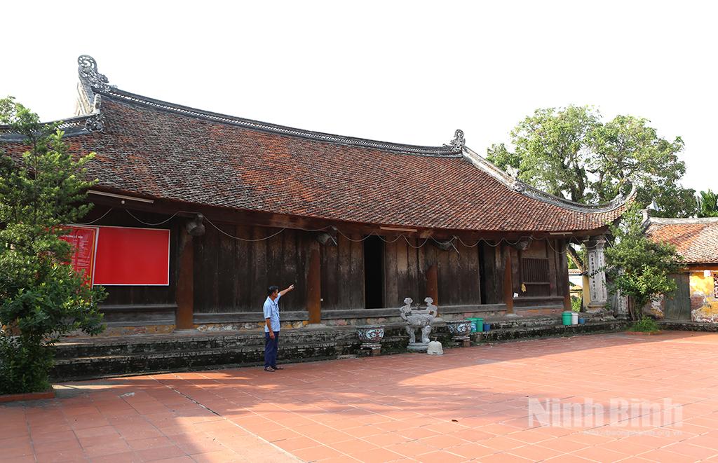 Đình gỗ cổ làng Cao Đà, xã Nhân Hà.