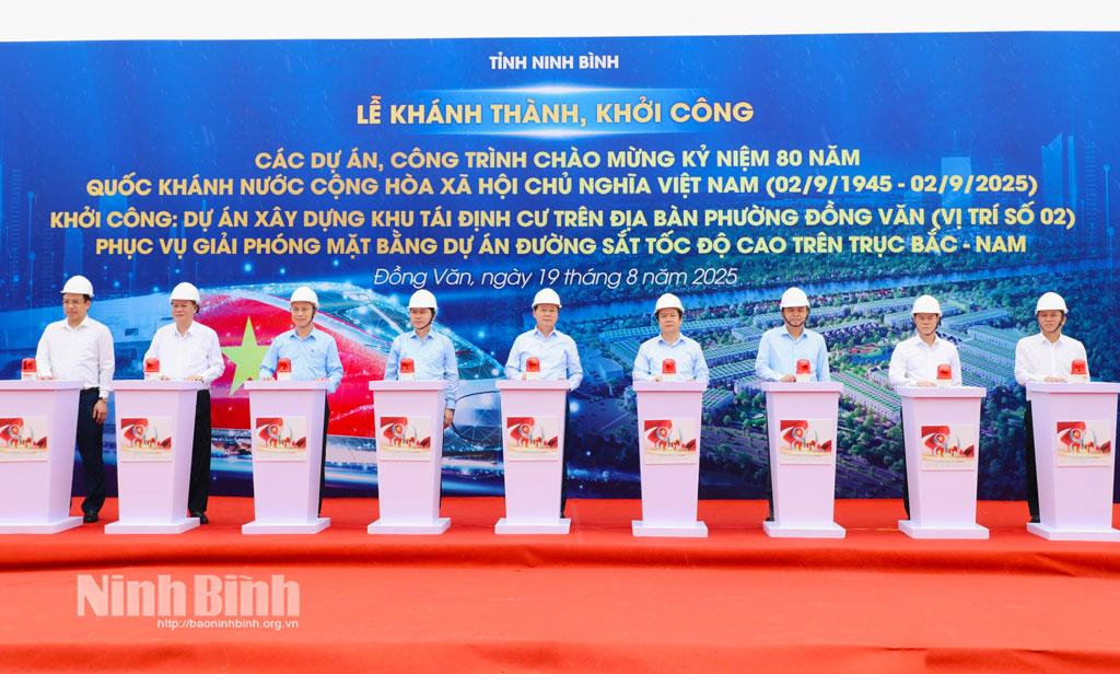 Đồng chí Phó Thủ tướng Chính phủ Trần Hồng Hà và các đại biểu bấm nút khởi công Dự án xây dựng khu tái định cư trên địa bàn phường Đồng Văn.