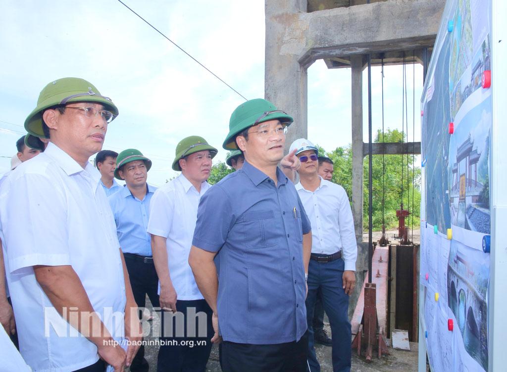 Đồng chí Trần Anh Dũng, Ủy viên Ban Thường vụ Tỉnh ủy, Phó Chủ tịch UBND tỉnh kiểm tra tại Âu Chanh tại K4+360 đê Trường Yên, thuộc địa bàn phường Tây Hoa Lư.