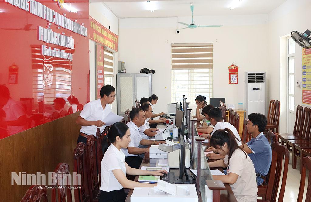 Trung tâm phục vụ hành chính công phường Châu Sơn duy trì hoạt động hiệu quả, đáp ứng tốt yêu cầu của nhân dân địa phương.