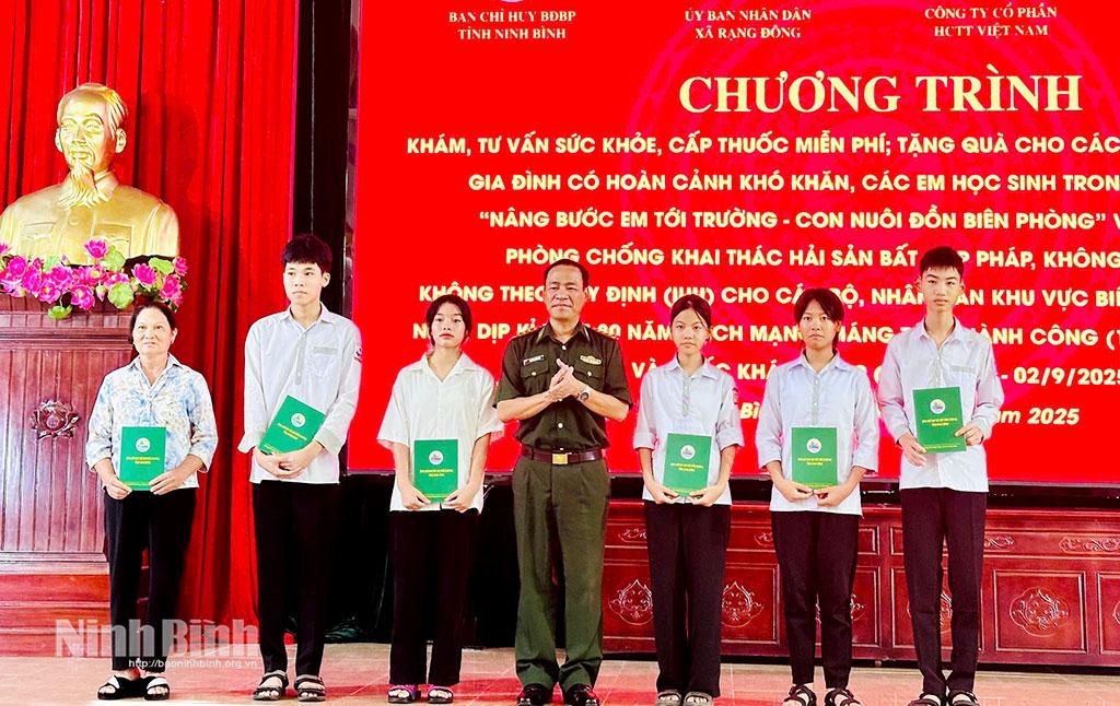 Thượng tá Nguyễn Quốc Việt, Bí thư Đảng ủy, Chính ủy Ban Chỉ huy BĐBP tỉnh tặng quà cho các em học sinh nghèo vượt khó học giỏi.