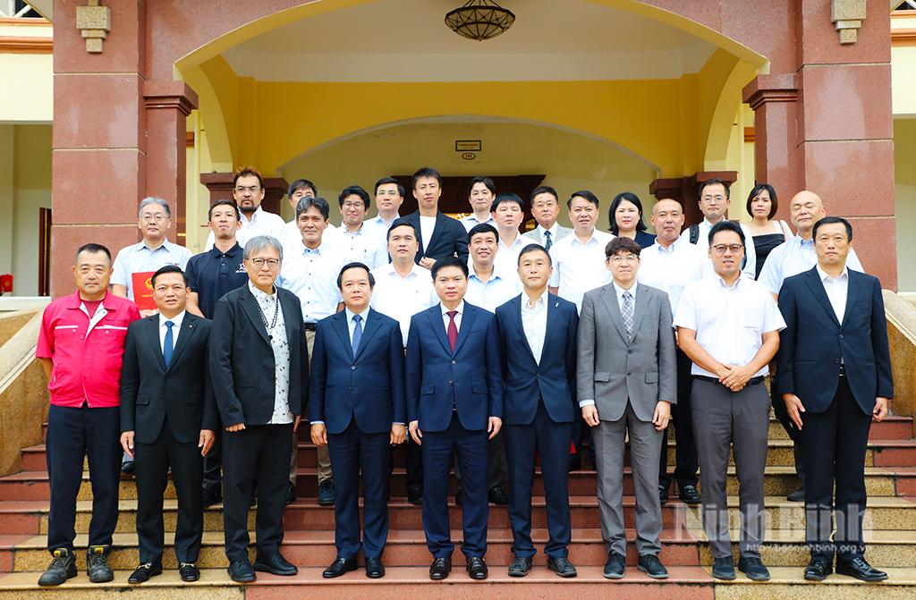 Các đồng chí lãnh đạo tỉnh chụp ảnh lưu niệm với các doanh nghiệp Nhật Bản.