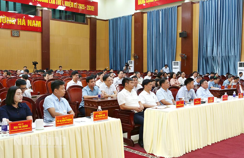 Các đại biểu dự buổi làm việc.