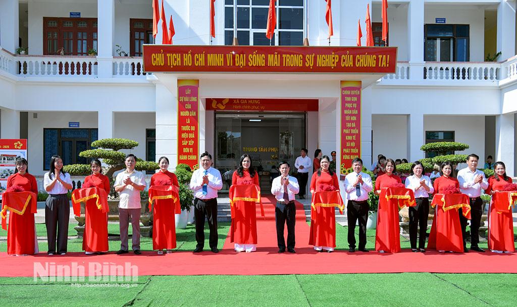 Khánh thành Trung tâm phục vụ hành chính công xã Gia Hưng-một trong những công trình chào mừng Đại hội đại biểu xã Gia Hưng, nhiệm kỳ 2025-2030. Ảnh: Trường Giang.